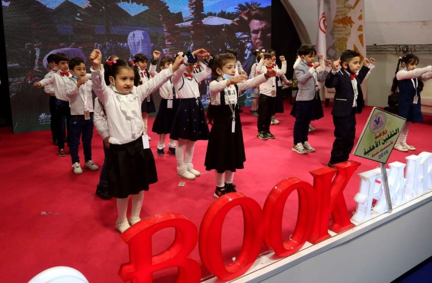 Children’s buds read songs in front of exhibition visitors